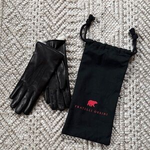 Women’s Elegant Leather Gloves with Rabbit Fur Lining.